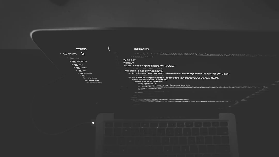 Un espace de travail contemporain présentant un ordinateur portable, une tablette et des smartphones, idéal pour un usage technologique et freelance.